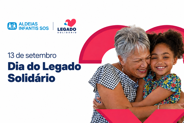 Criança e senhora de cabelo grisalho abraçadas e sorrindo.
