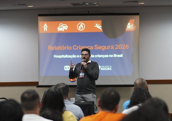 Dr. Peripato palestra durante o lançamento do Relatório Criança Segura 2026.